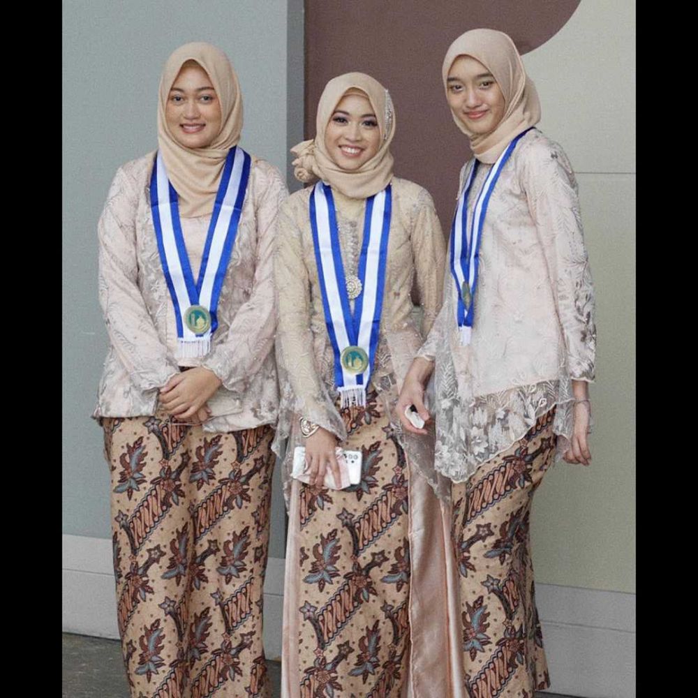 Rayakan Kelulusan SMA, Aisha Putri Duta SO7 Menawan dengan Hijab