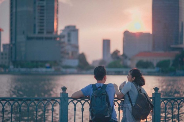 5 Alasan Lebih Mementingkan Pasangan Daripada Teman Itu Gak Salah