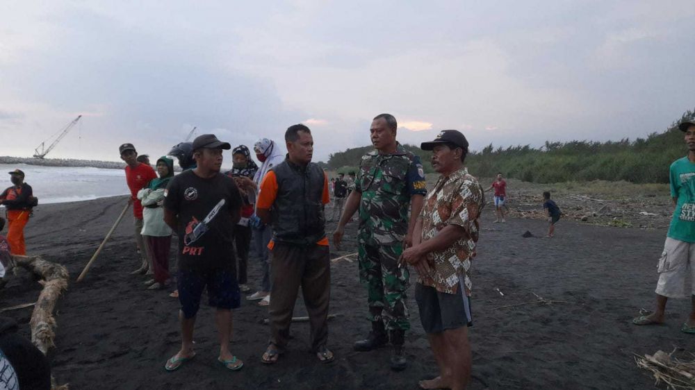 Hari Kedua Hilang di Pantai Congot, Anang Belum Ditemukan