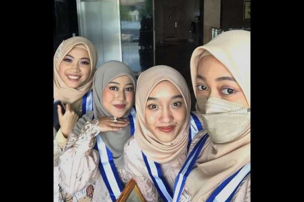Rayakan Kelulusan SMA, Aisha Putri Duta SO7 Menawan dengan Hijab
