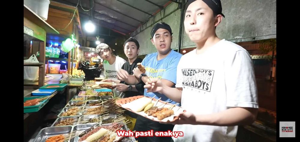 Waseda Boys Cicipi Kuliner di Jogja, dari Rasa Pedas hingga Manis