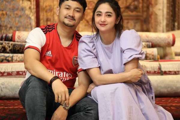 10 Potret Mesra Dewi Perssik dan Suami, Harmonis Bak Pengantin Baru