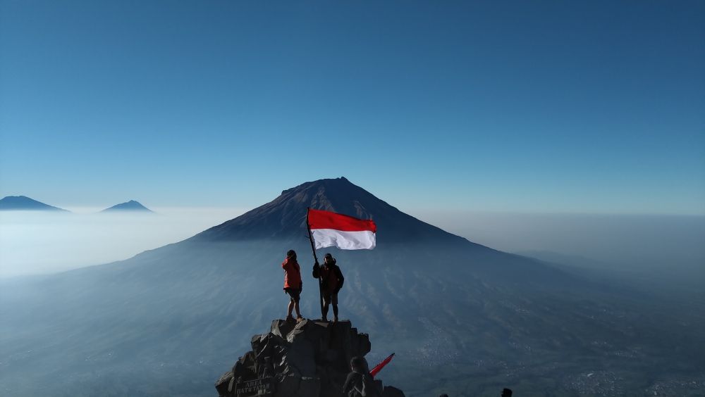 6 Gunung Terbaik di Jawa Tengah untuk Pendakian, Penuh Lautan Awan!