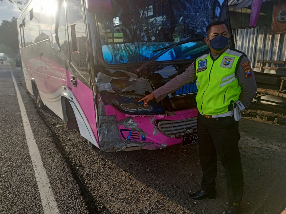 Tossa Pengangkut Rombongan Petani di Hantam Bus, 7 Orang Terluka