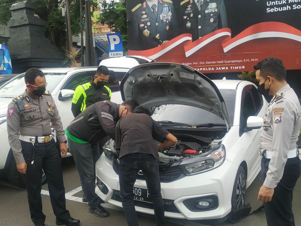 Polisi Akhirnya Tilang Pria Viral yang Gunakan Rotator Sirine di Jalan