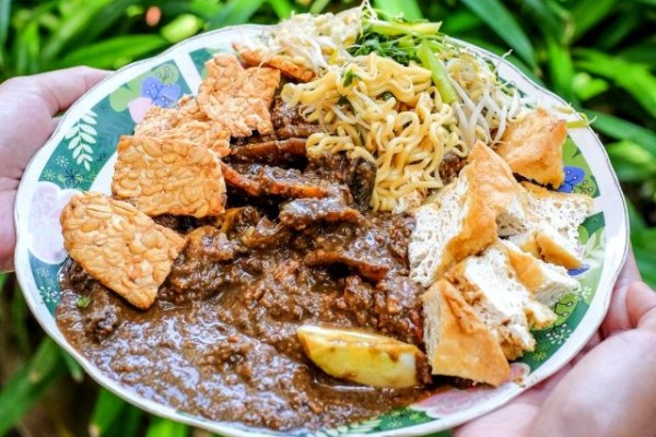 5 Tempat Makan Rujak Cingur Enak di Surabaya, Bumbunya Medok!
