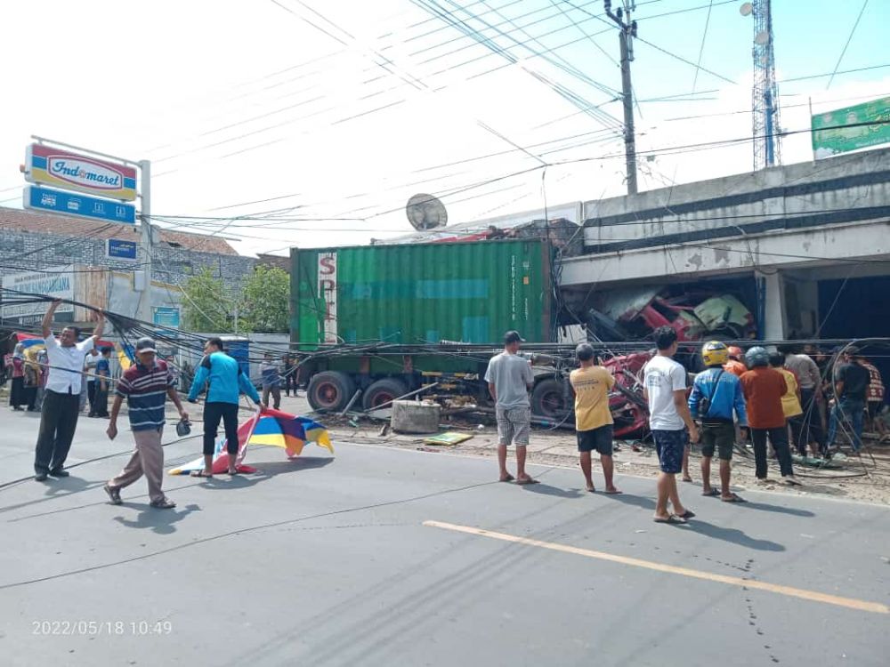 Rem Blong! Truk Trailer Tabrak Ertiga di Gresik, Satu Orang Tewas