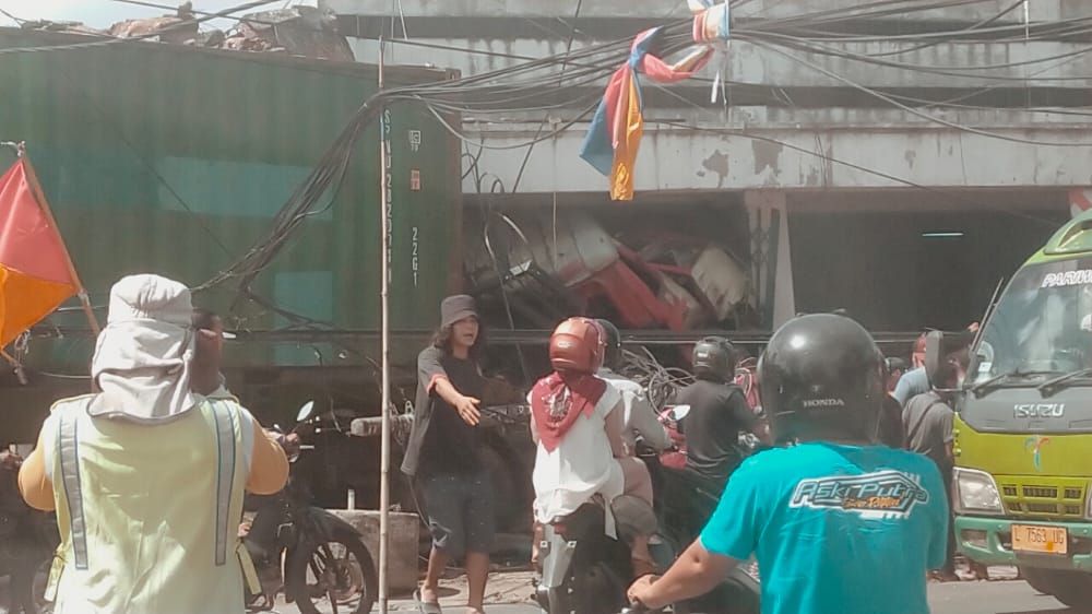 Rem Blong! Truk Trailer Tabrak Ertiga di Gresik, Satu Orang Tewas