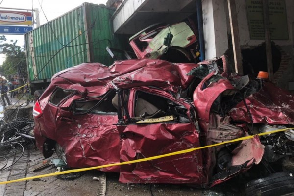 Rem Blong! Truk Trailer Tabrak Ertiga di Gresik, Satu Orang Tewas