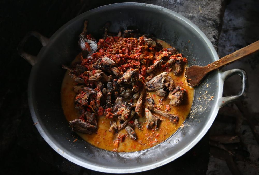 Nikmatnya Ayam Pedas Ratinem, Kuliner Legendaris Khas Banyuwangi