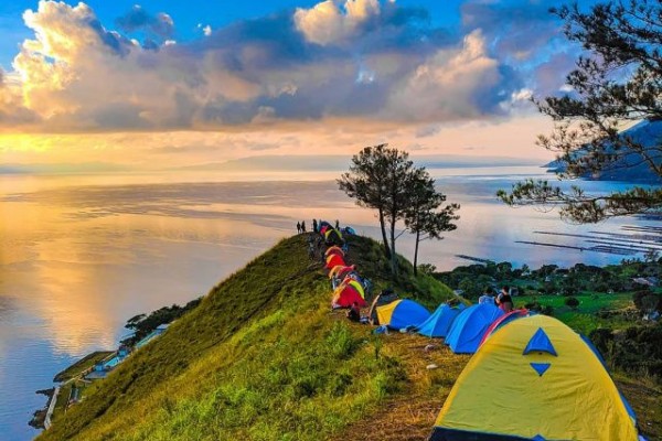 5 Wisata Bukit di Sekitar Danau Toba, Panoramanya Manjakan Mata!