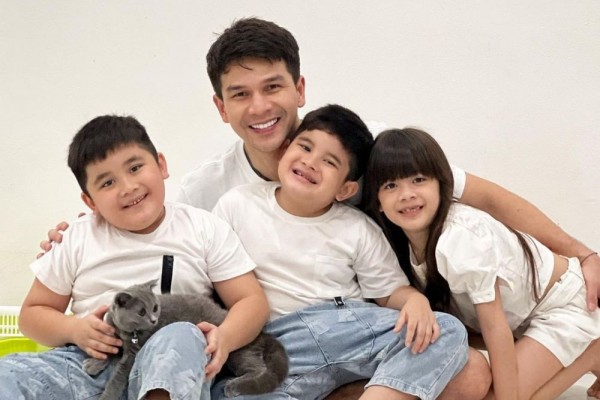 9 Potret Jonathan Frizzy dan Anak, Rela Curi Waktu meski Sibuk!