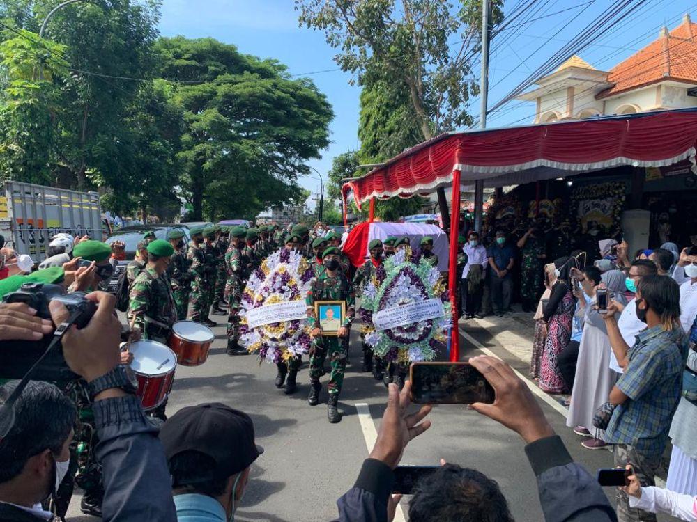 Achmad Yurianto Diamakamkan di Samping Pusara Sang Ibu