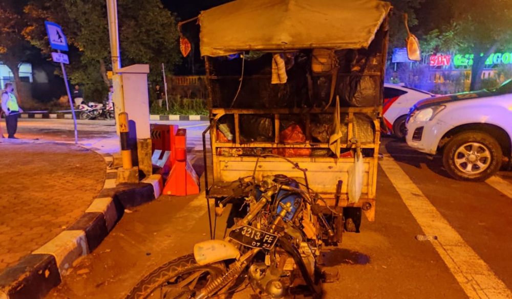 Menabrak Motor Roda Tiga Lalu Terbakar, Remaja Asal Tuban Tewas
