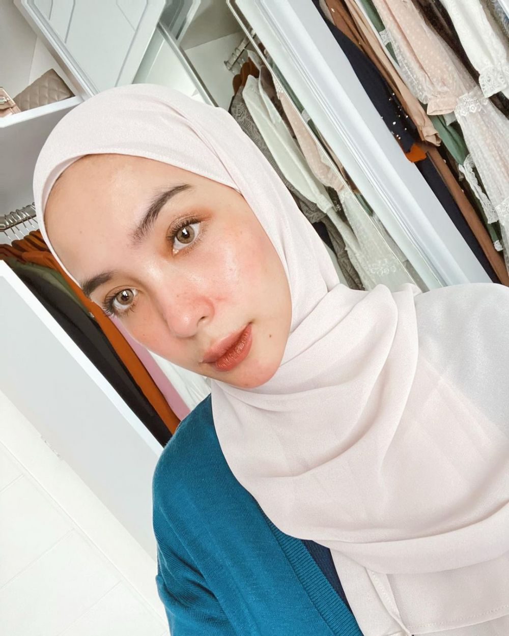 10 Inspirasi Makeup Natural untuk Halalbihalal, Seperti Gak Dandan 