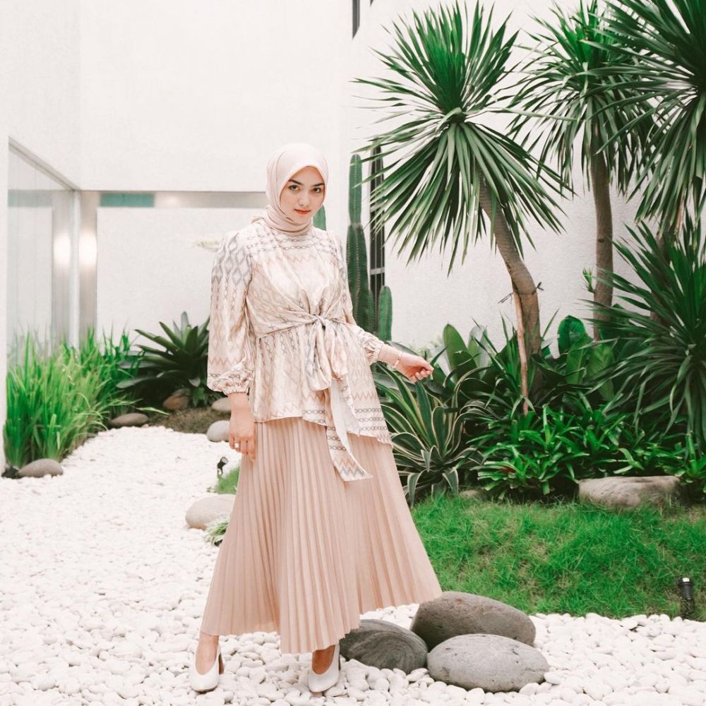 10 Inspirasi OOTD Kondangan ala Citra Kirana, Anggun dan Elegan 