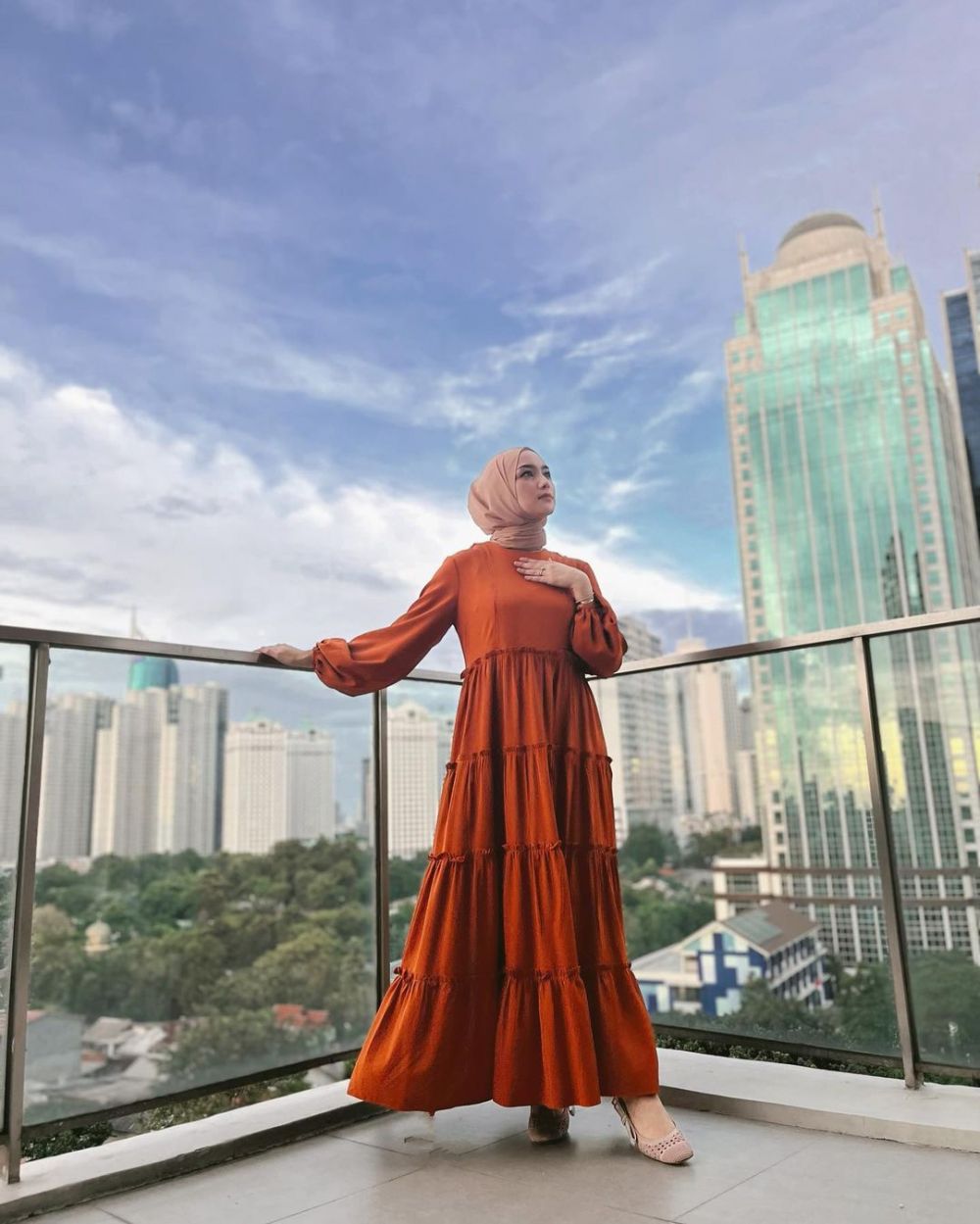 10 Inspirasi OOTD Kondangan ala Citra Kirana, Anggun dan Elegan 