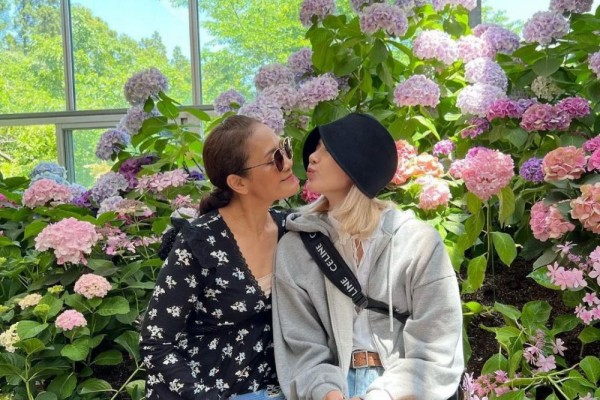 10 Momen Liburan Lisa BLACKPINK dengan Sang Ibu