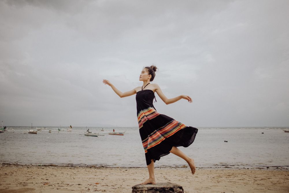 Pelengkap OOTD untuk Berwisata ke Pantai Jangan Lupakan Topi Lebar