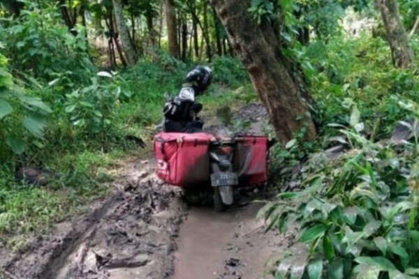 10 Potret Tak Terduga Saat Antar Paket, Kocak Sampai Bikin Merinding!