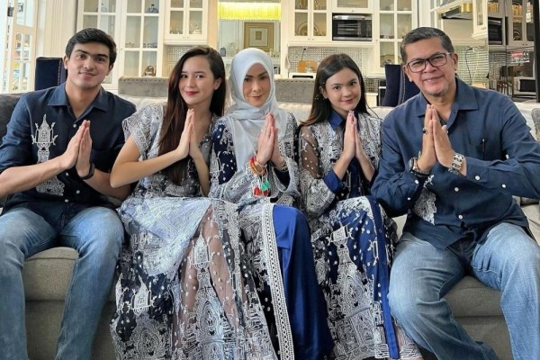 9 Momen Perayaan Lebaran Beby Tsabina bersama Keluarga, Adem Banget!