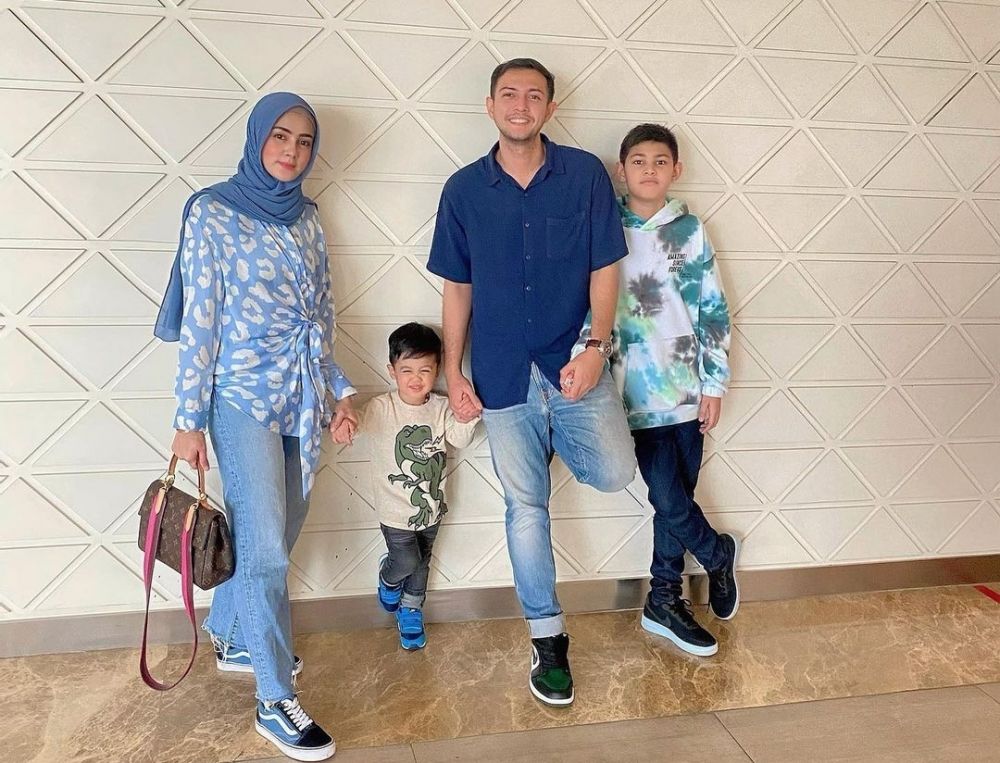 9 Potret Rifky Balweel Bersama Keluarga, Family Man Banget