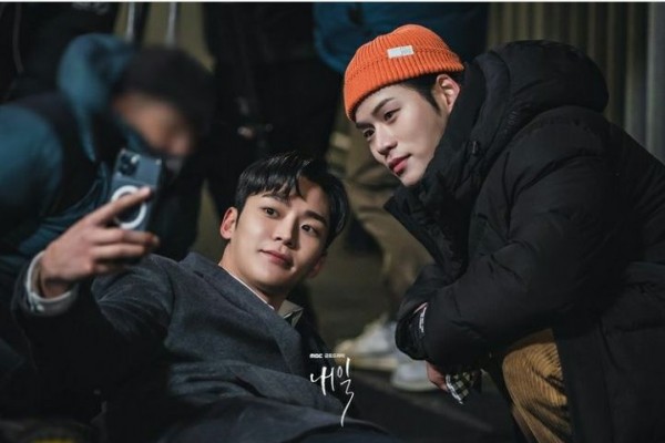 Tamat, 11 Momen Ceria Pemain KDrama Tomorrow di Balik Layar