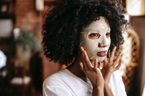 5 Tips Memakai Sheet Mask agar Wajah Jadi Glowing Maksimal