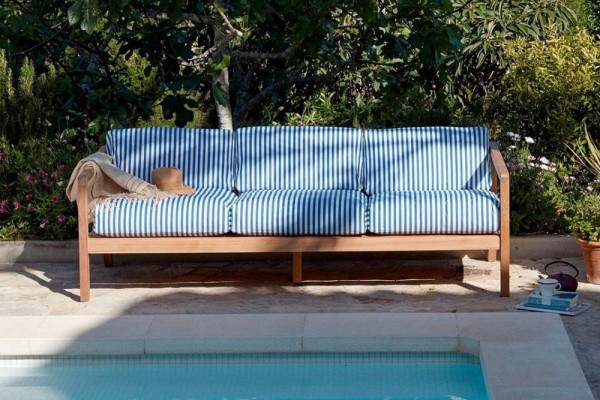 10 Ide Soft Furnishing Rumah dengan Motif Garis Minimalis