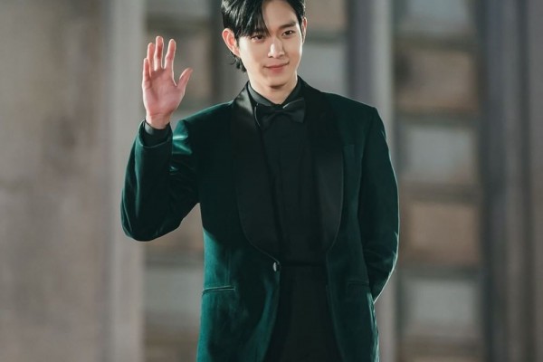 Jadi Superstar, 10 Harga Fashion Item Kim Young Dae di Shooting Star