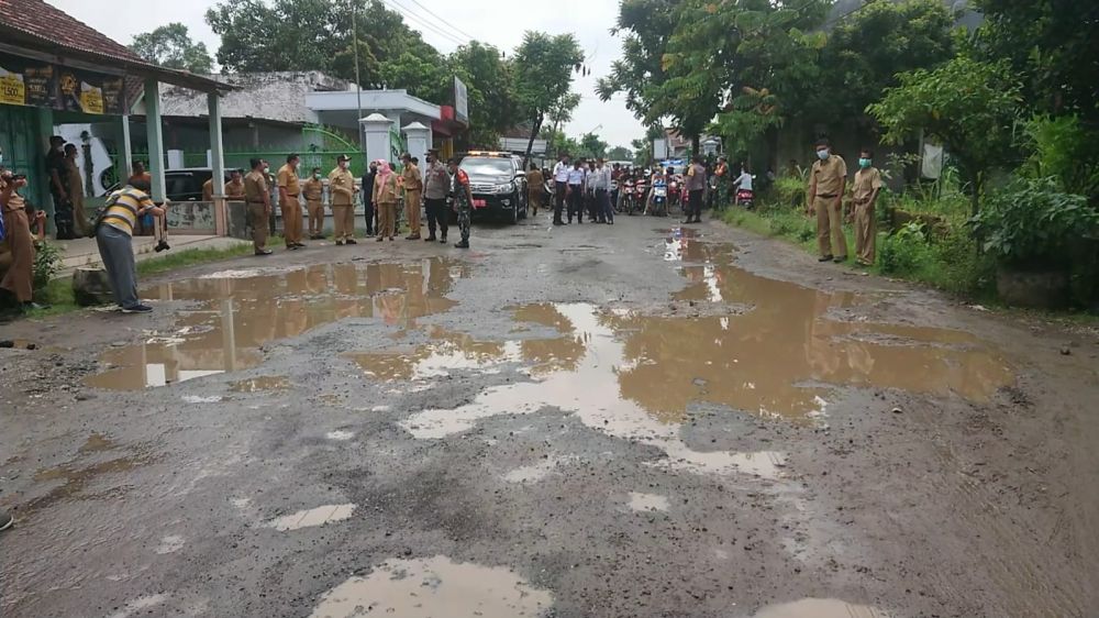 Tagih Janji Perbaikan Jalan, Mahasiswa di Tulungagung Demo