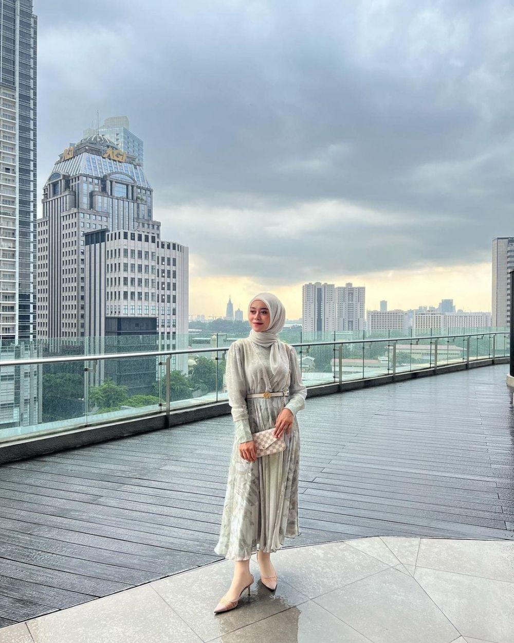 10 OOTD Kekinian Mama Muda ala Artis Indonesia, Menawan!