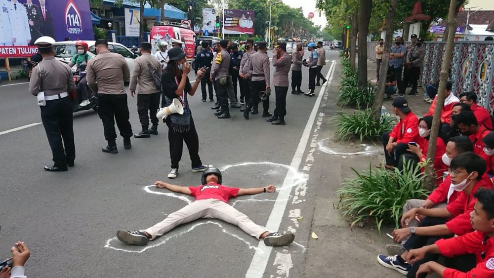 Tagih Janji Perbaikan Jalan, Mahasiswa di Tulungagung Demo