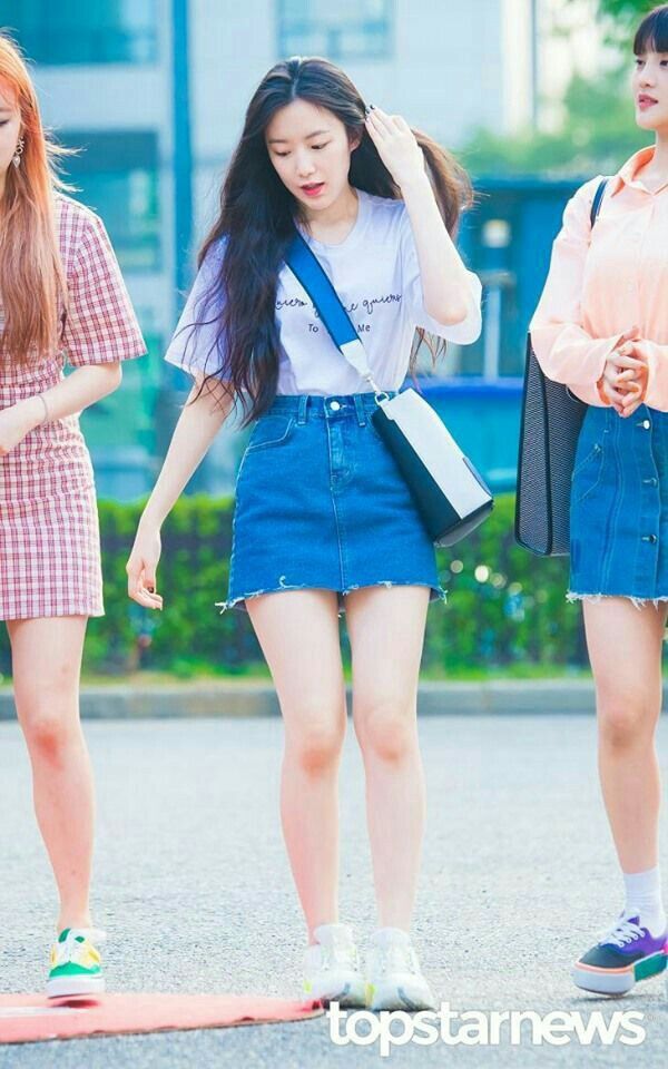 13 Inspirasi Outfit Mini Skirt Jeans ala Member (G)I-DLE, Super Catchy