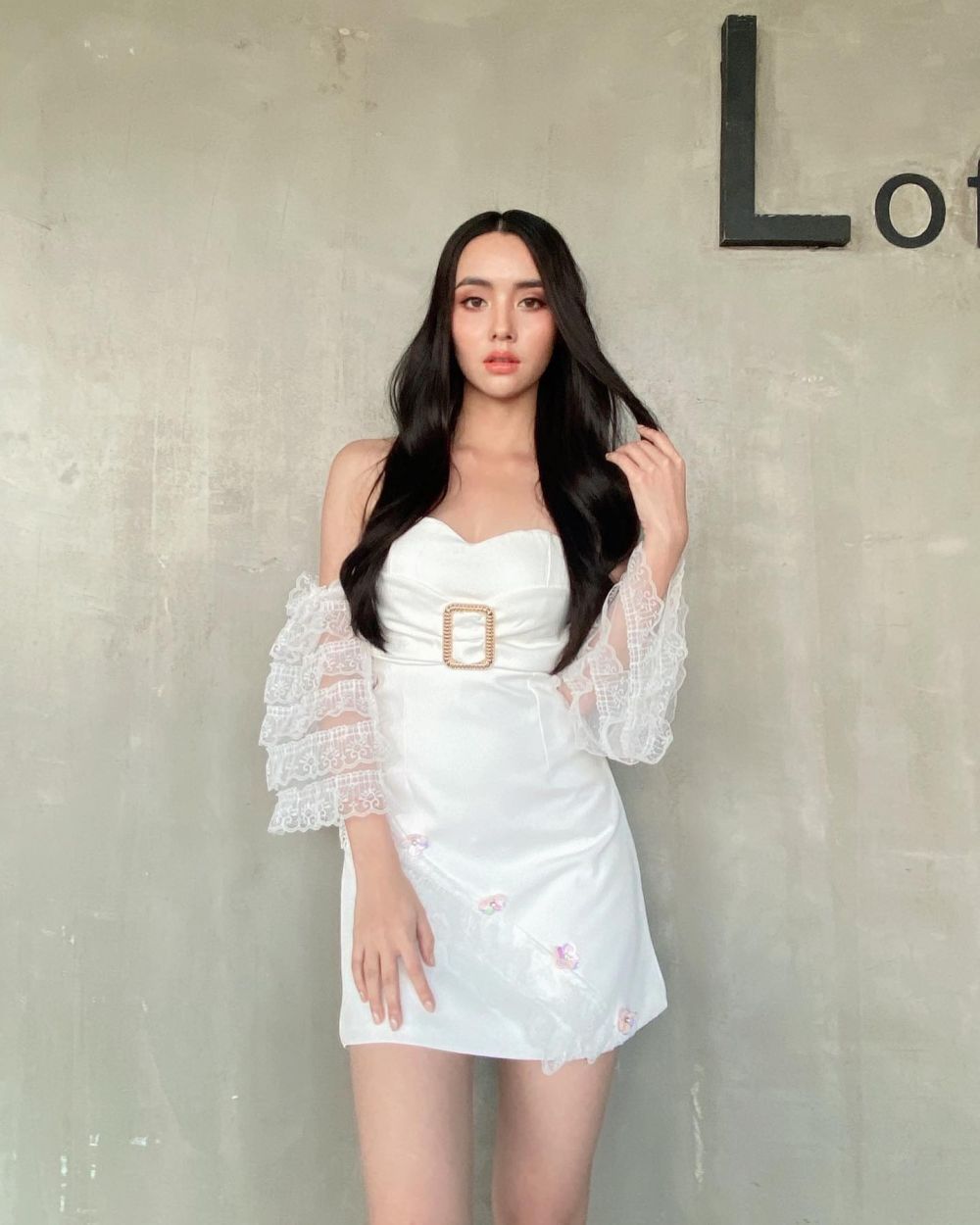 11 Ide Padu Padan Outfit Warna Putih ala Mookda Narinrak, Effortless 