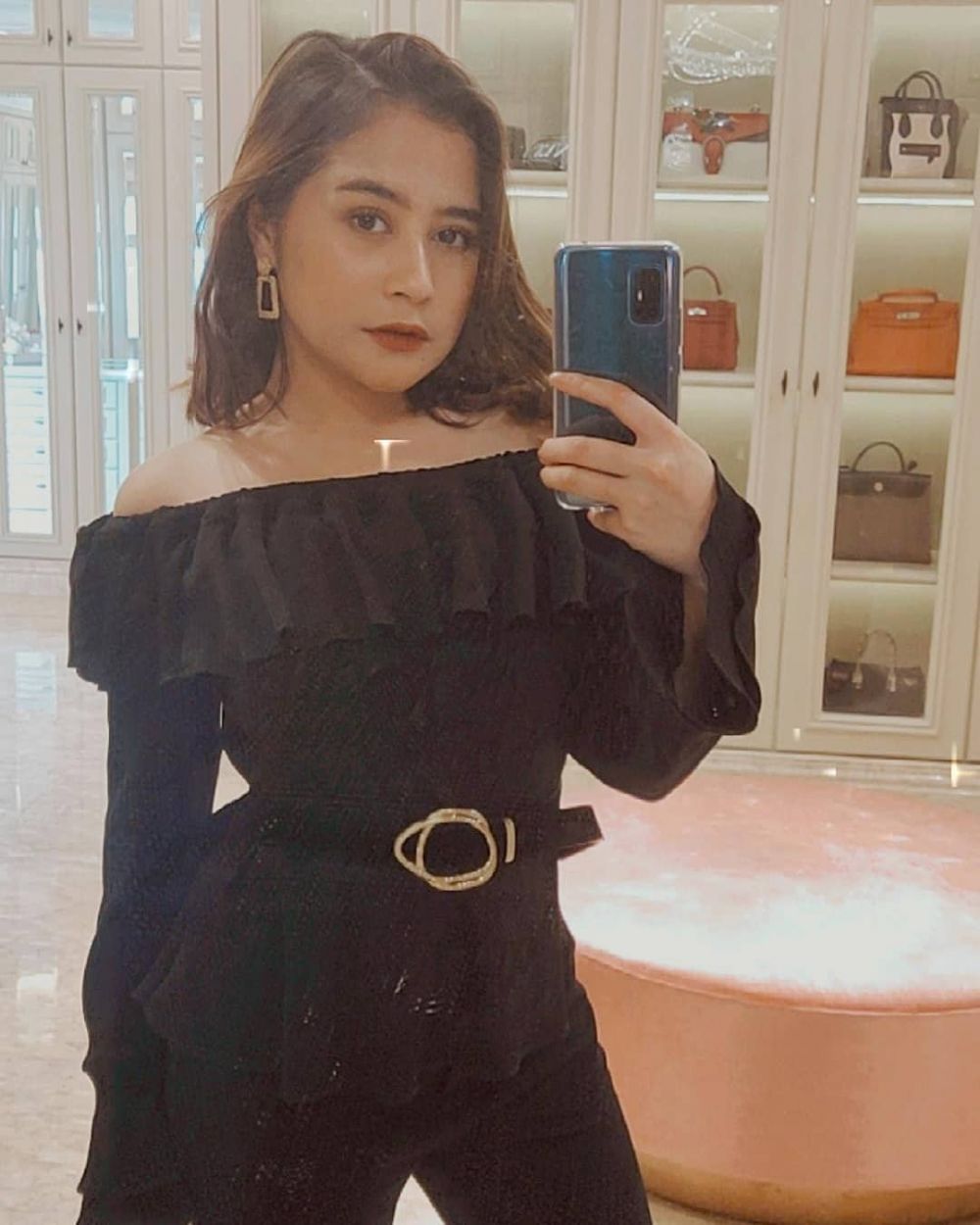 12 Potret Style Black Outfit ala Prilly Latuconsina yang Catchy Abis!