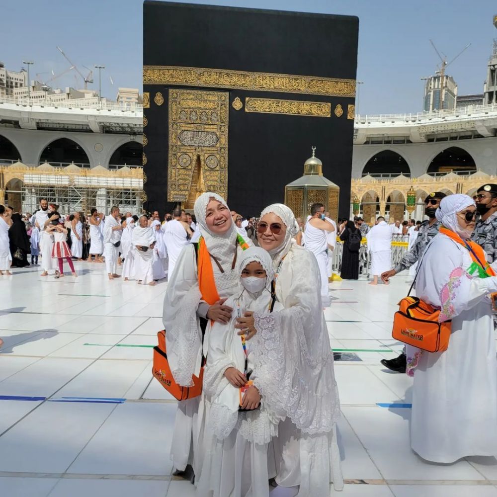 Momen Ayu Ting Ting Sekeluarga Saat Umrah, Berurai Air Mata!