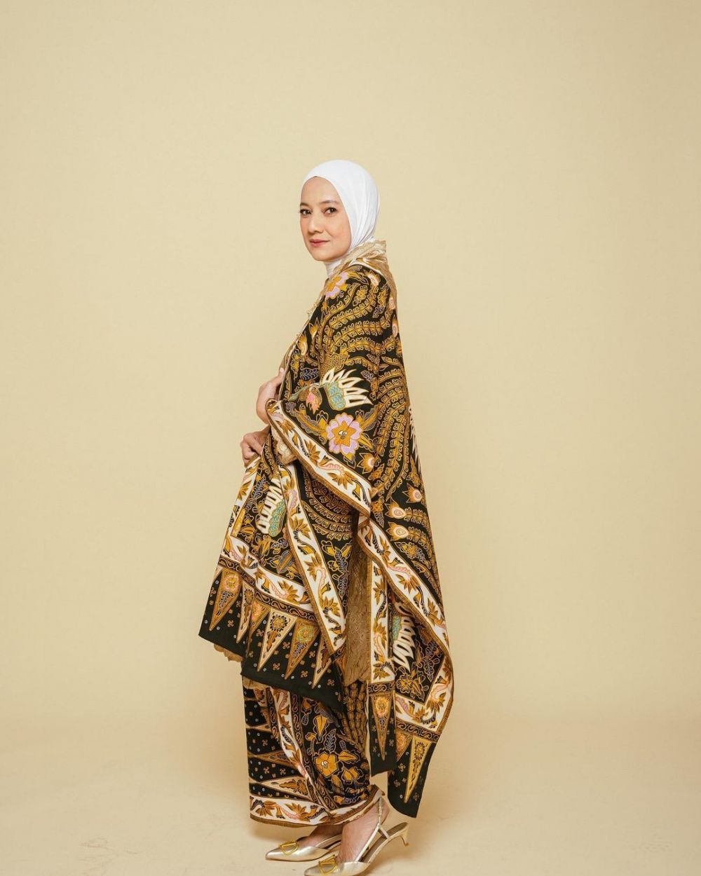 10 Potret Cut Mini dalam Balutan Hijab, Punya Gaya Khas!