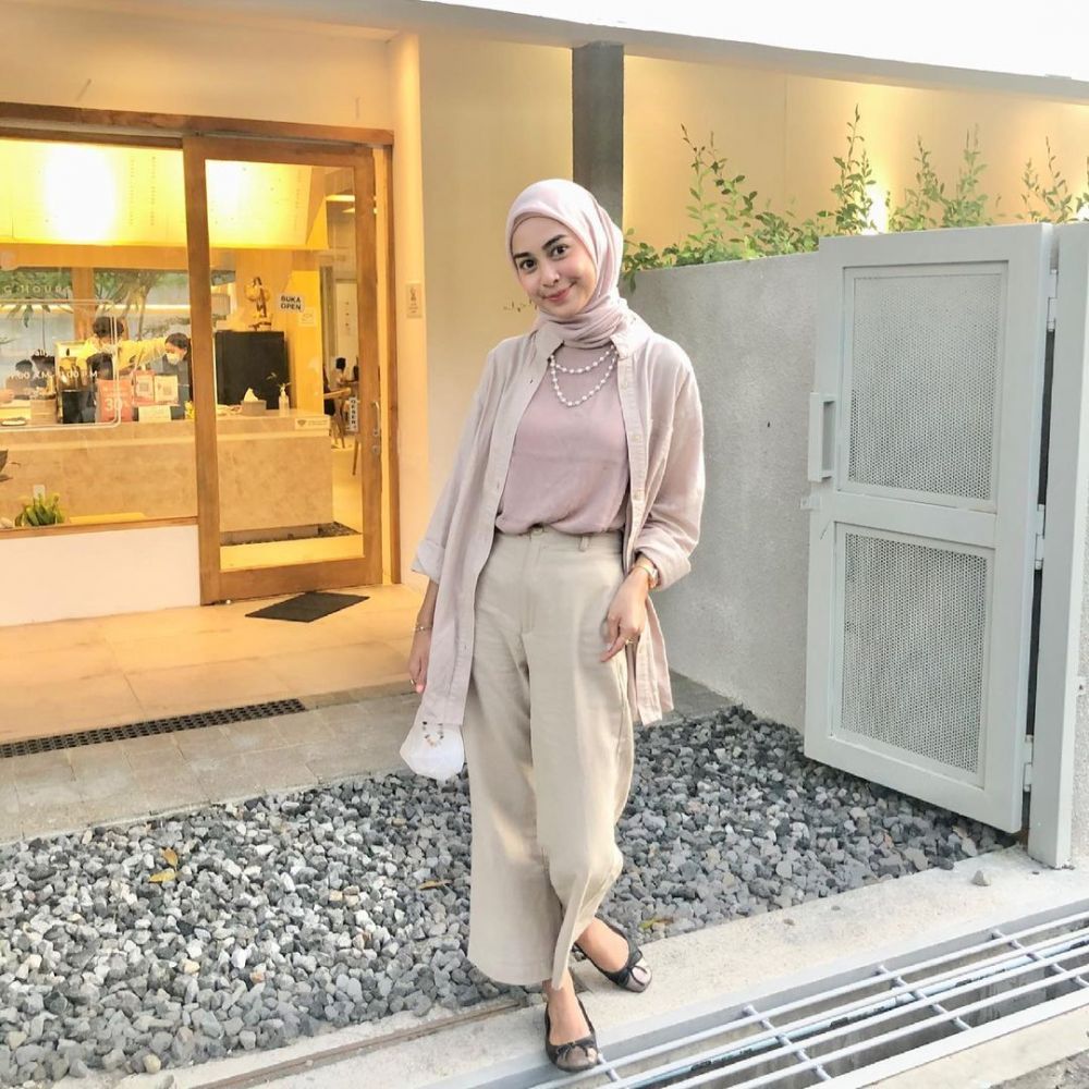 13 Inspirasi OOTD Padu Padan Kemeja Ala Dianty Annisa