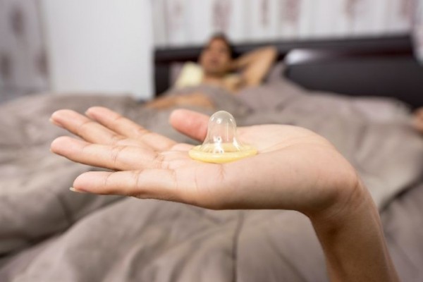 Hindari Suhu Panas Kondom Sobek saat Bercinta, 5 Cara