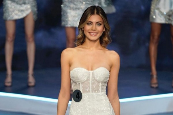 9 Potret Sira Sahilli Miss Supranational Turki 2021, Super Menawan!