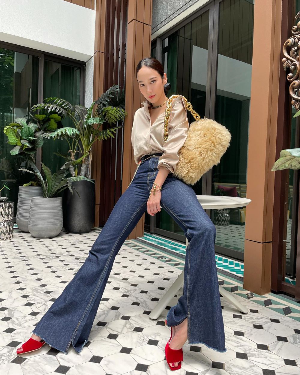 10 Refrensi Mix and Match Celana Jeans ala Aum Phatcharapa, Chic Abis!
