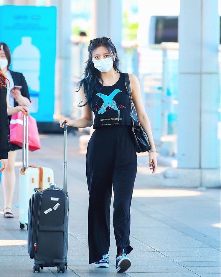 17 Inspirasi Black Outfit ala Member ITZY, Chic dan Trendi Abis!