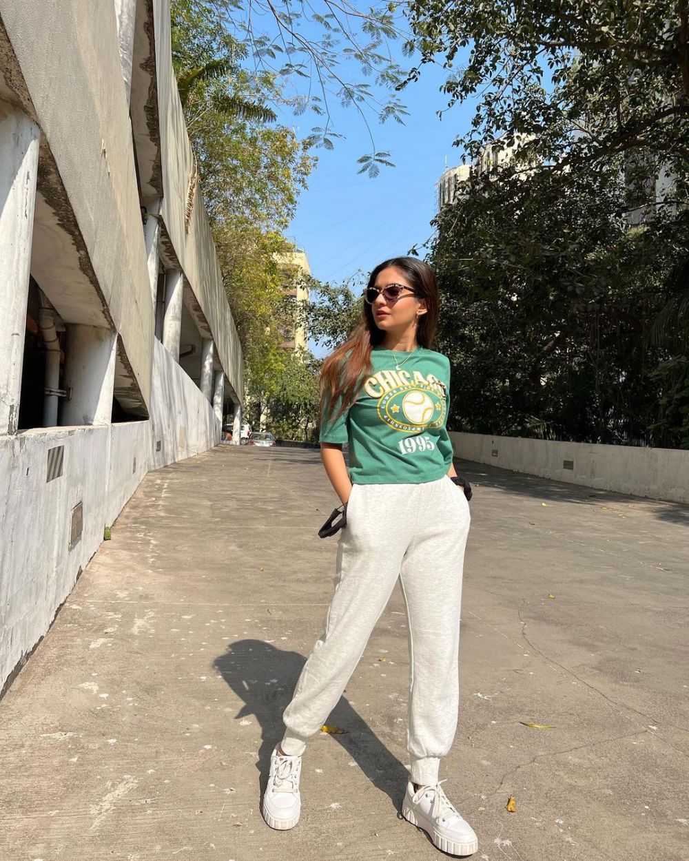 10 Inspirasi OOTD Hangout Ala Anushka Sen, Sopan Namun Tetap Stylish 