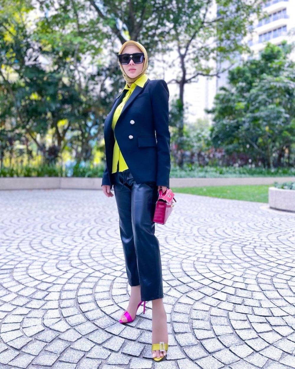 9 Ide Mix & Match Blazer Ala Artis, Cocok Untuk Segala Acara