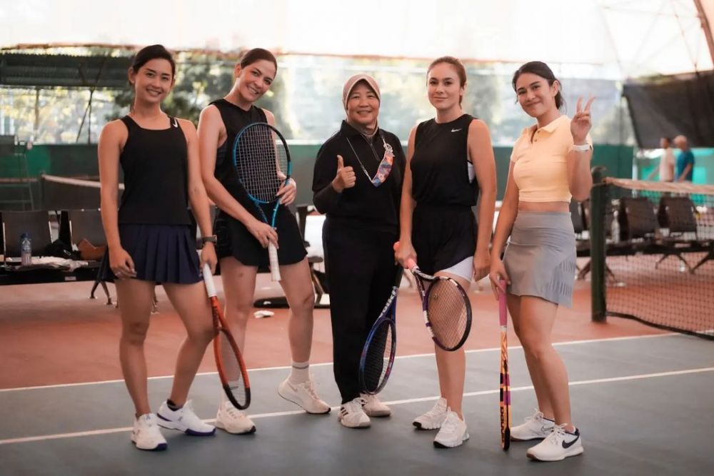 9 Potret Aduhai Wulan Guritno Bermain Tenis, Usia 42 Kian Bugar!