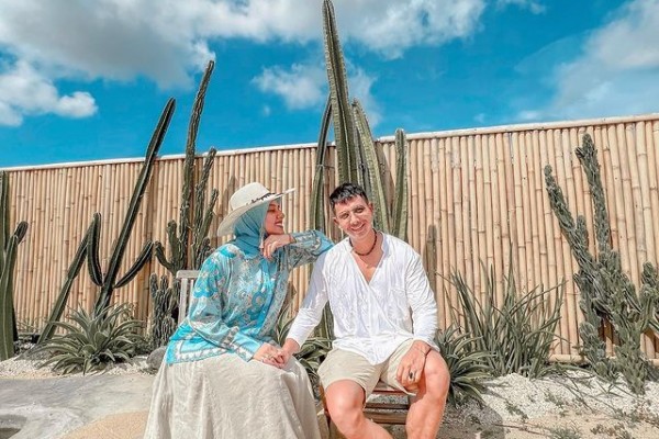 10 Seleb Menikah Bukan dengan Sesama Keturunan Arab