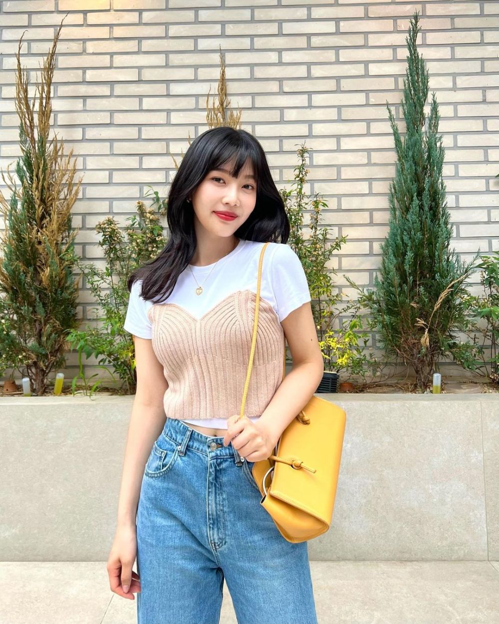 10 Inspirasi OOTD Warna Putih ala Joy Red Velvet, Bikin Terlihat Fresh