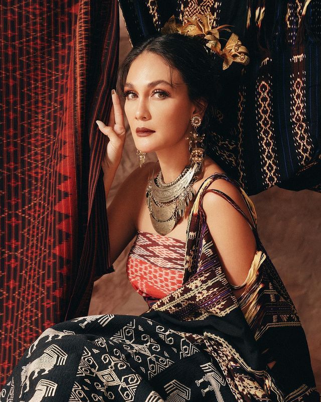 10 Photoshoot Terbaru Luna Maya Menawan Pakai Baju Adat