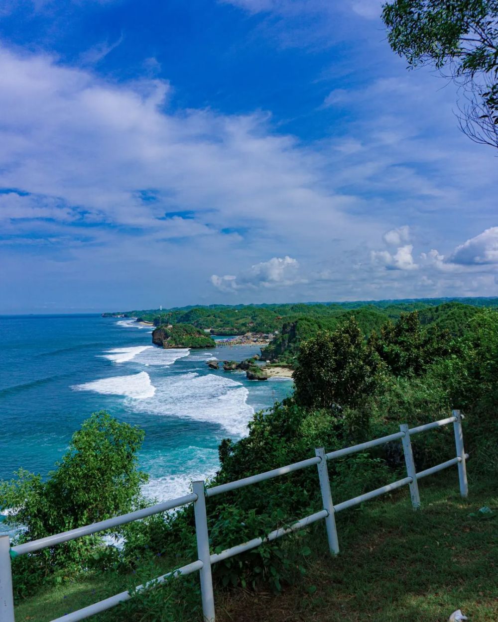 6 Pesona dan Daya Tarik Pantai Ngrumput Gunungkidul, Memesona!